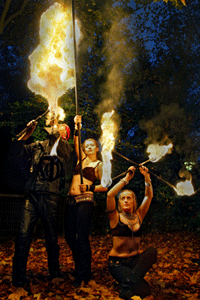 Feuershow in Hamburg - Feuereartistin in action